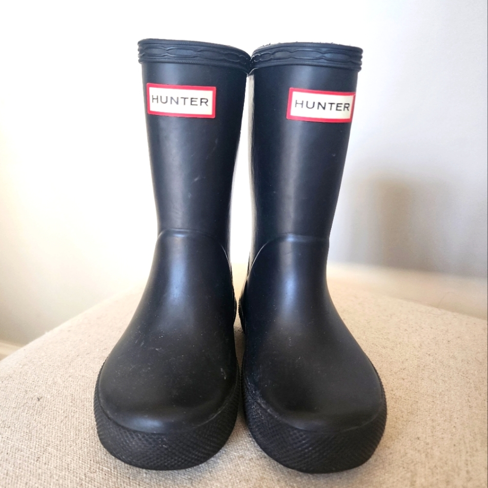 Kids Hunter rain boots in black. Size 8/9